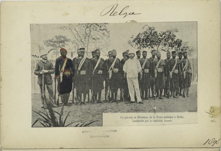 Un peloton de Haoussas, de la Force publique à Boma, commandé par le capitaine Avaert
