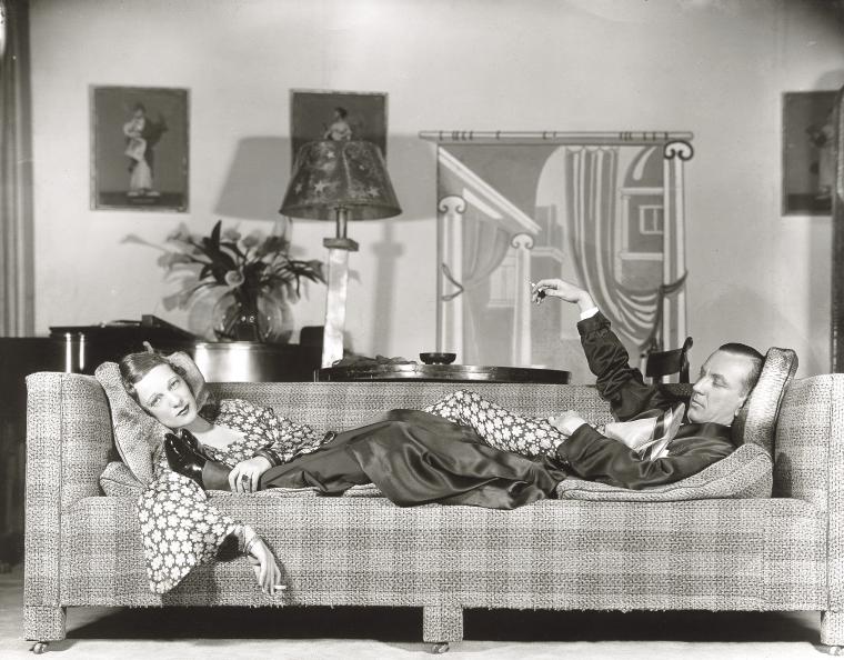 Gertrude Lawrence and Noel Coward on sofa in "Private Lives."