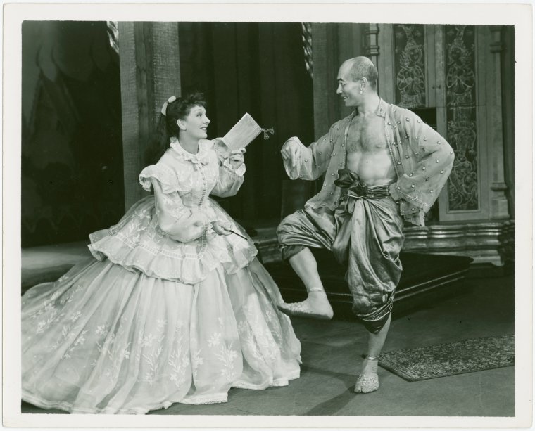 King and I (musical), by Rodgers & Hammerstein,[Gertrude Lawrence (Anna Leonowens) and Yul Brynner (The King) in The King and I], Digital ID 1713010, New York Public Library