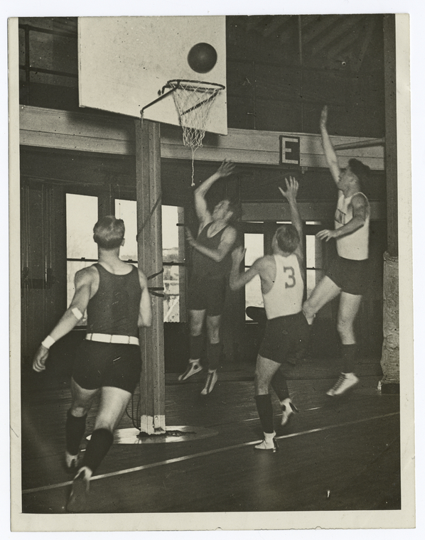 [University of Illinois basketball team practice.], Digital ID 405509, New York Public Library