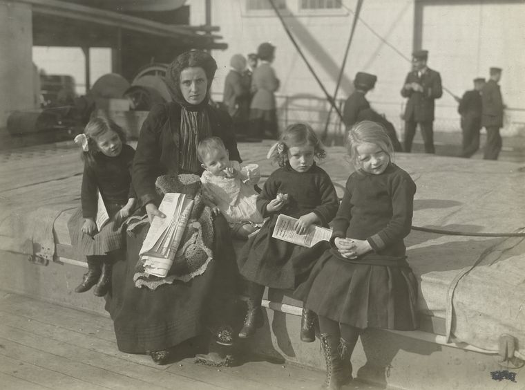 Scotch immigrant family at Quebec., Digital ID 495062, New York Public Library
