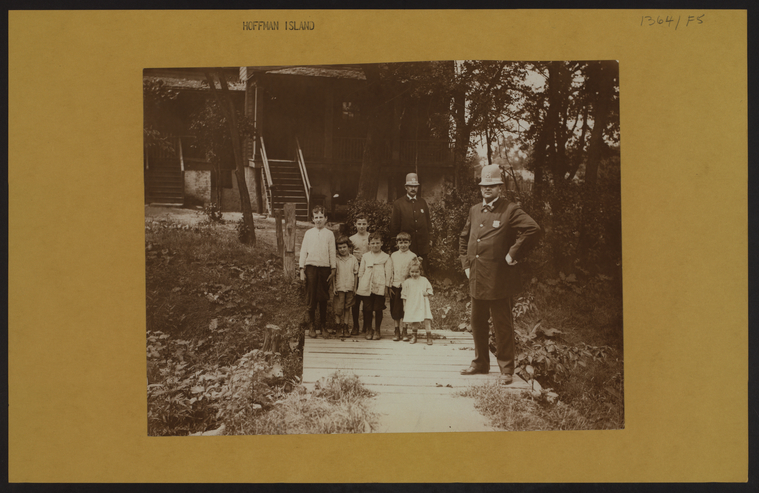 Islands - Hoffman Island - [Children of Cushing and Mills families guarded by policemen to prevent them leaving grounds - On Staten Island near quarantine.], Digital ID 732084f, New York Public Library