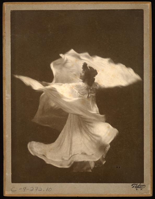 Loie Fuller in La danse blanche / photograph by Taber., Digital ID ful014_001, New York Public Library