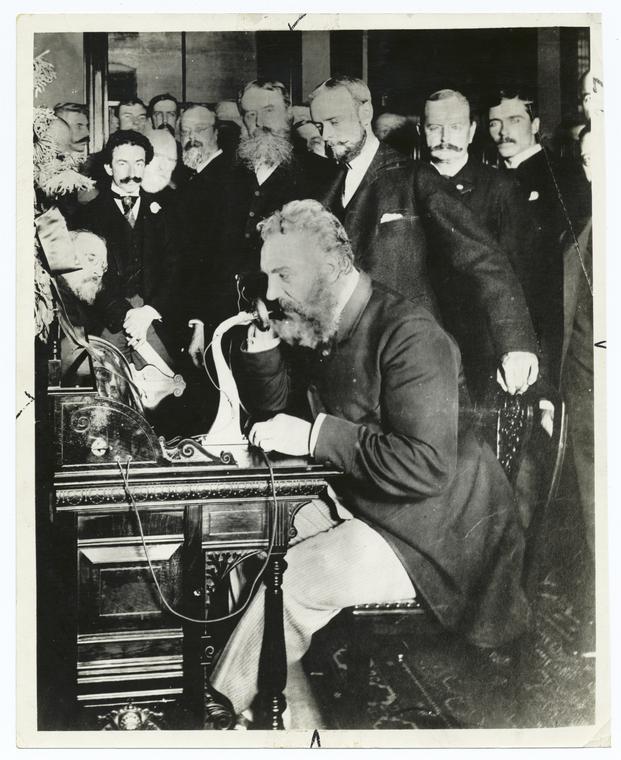 Первое общение в истории. Telephone (1876) - Alexander Graham Bell.