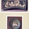 Oreiller en terre émaillée. H. 87 mm., L. 322 mm., É. 150 mm. (Chine. Dynastie Tang); Petit coupe en terre émaillée. H. 27 mm., D. 122 mm. (Chine. Dynastie Tang).