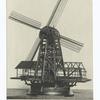 Moulin à vent à la hollandaise commandant une scierie et tournant sur galets.
