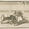 Caida de un picador de su caballo debajo del toro.