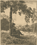 Un homme assis au pied d'un arbre, tourné vers la droite