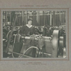 Femme tourneuse. Sur tour a charioter les ebauches.