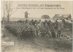 Sanitäts-Soldaten und Bagagewagen in Douai (Nordfrankr.) kurz vor dem Ausmarsch an die Front.
