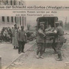 Aus der Schlacht von Gorlice (Westgalizien) verwundete Russen werden per Auto aus dem Feuerbereich gebracht.