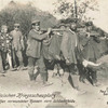 Vom galizischen Kriegsschauplatz. Fortschaffen verwundeter Russen vom Schlachtfelde.