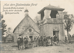 Aus dem Bialowieska Forst Russische Kirche in einem Dorfe, davor deutsche Reiterpatrouille.