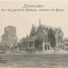 Dixmuiden. Vorn das zerstörte Rathaus, dahinter die Kirche.