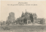 Dixmuiden. Vorn das zerstörte Rathaus, dahinter die Kirche.