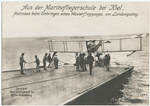 Aus der Marinefliegerschule bei Kiel. Matrosen beim Einbringen eines Wasserflugzeuges am Landungssteg.