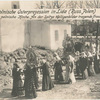 Polnische Osterprozession in Lida (Russ. Polen) um die polnische Kirche. An der Spitze Heiligenbilder tragende Frauen.
