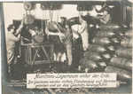 Munitions-Lagerraum unter der Erde. Die Geschosse werden mittels Flaschenzug auf Karren gehoben und an das Geschütz herangeführt.