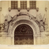Barel'ef nad srednimi vratami zapadnoi storony khrama izobrazhaiushchii Angelov (1812 god.) Sochinen i ispolnen Professorom A.V.Loganovskim.