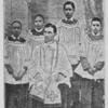 Rev. J. H. Dorsey, Sacerdote de color, ordenado por su Eminencia el Cardenal Gibbons, en Junio de 1902, en la Catedral Catolica de Baltimore, y los acolitos o monaguillos de la Iglesia Catolica de Santa Catalina, en New Orleans, Lousiana