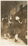 Huguenot Park, Two young readers at shelves
