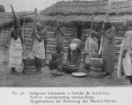 Indegenas fabricando a farinha de mandioca. -- Natives manufacturing manioc-flour. -- Eingeborenen bei Bereitung des Maniok-Mehles.