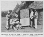 Une école de village sous la direction d'un sous-officier français (Haut-Sénégal-Niger).