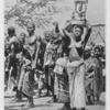Féticheurs et féticheuses a Abomey. Les populations Dahoméennes sont a peu près exclusivement fètichistes.