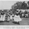 Un tam-tam d'honneur a Abomey. Dans le fond, les parasols de parade des chefs.