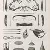Vases, meubles et instrumens. 1. Collier arabe; 2-5. Arc et détails; 6-17. Flèches, bague et gantelet pour tirer de l'arc; 18.19. Carquois; 20.21. Cordes pour bander l'arc; 22.23. Aiguière et doraq; 24-27. Plateau et panier d'Abyssinie, en feuilles de doum.