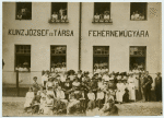 Delegates in front of building, "Kunzjozsef es Tarsa Fehernemugyara."