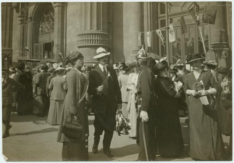 Palthe, Mien van Wulfften Broese van Groenou sightseeing in Budapest ...