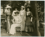 Franciska Schwimmer with Swedish young people.