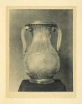 Vase de cristal, enchâssé dans du bronze doré, 1/3 de la grandeur naturelle.