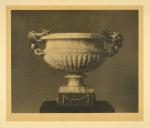 Vase d'albâtre monté dans du bronze doré, 1/3 de la grandeur naturelle.