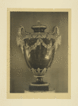 Vase de porphyre, orné de bronze doré.