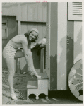 Amusements - Aquacade - Holm, Eleanor - Fixing shoe