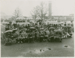 Amusements - Audiences - Listening in rain