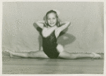 Amusements - Dance - Young girl doing split
