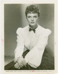 Amusements - Performers and Personalities - Musicians - Neagle, Anna - In white blouse with puffed sleeves