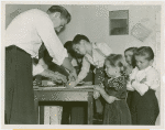 Amusements - Villages - Little Miracle Town - Midgets giving fingerprints