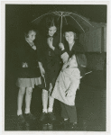 Amusements - Villages - Little Miracle Town - Midget holding umbrella for girls