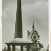 Amusements - Villages - Sun Valley - Girl with skis on roof