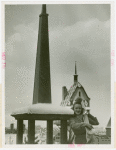 Amusements - Villages - Sun Valley - Girl with skis on roof