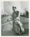 China Participation - Entertainers - Woman with swords