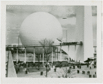 Fairgrounds - Visitors - Crowd in front of Perisphere