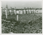 Fairgrounds - Visitors - Crowd at Hall of Nations