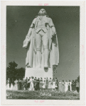 Fashion, World of - Models - Group in front of George Washington statue