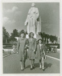 Fashion, World of - Models - Suits - Mother and daughter models posing in front of George Washington statue