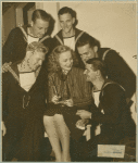 Gloria Stuart surrounded by service men